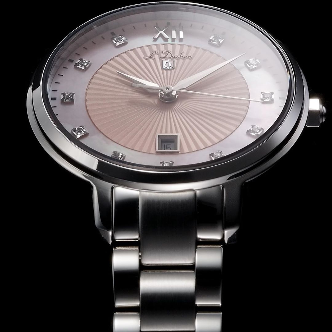Идеальные часы для современной женщины, модные и элегантные, с перламутровым циферблатом.
